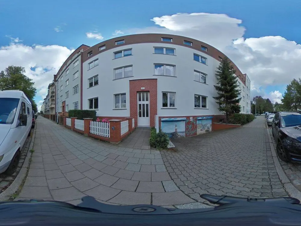 Charmante 3-Zimmer-Dachgeschosswohnung mit Tiefgaragenstellplatz & Top-IT-Ausstattung in KTV-Lage