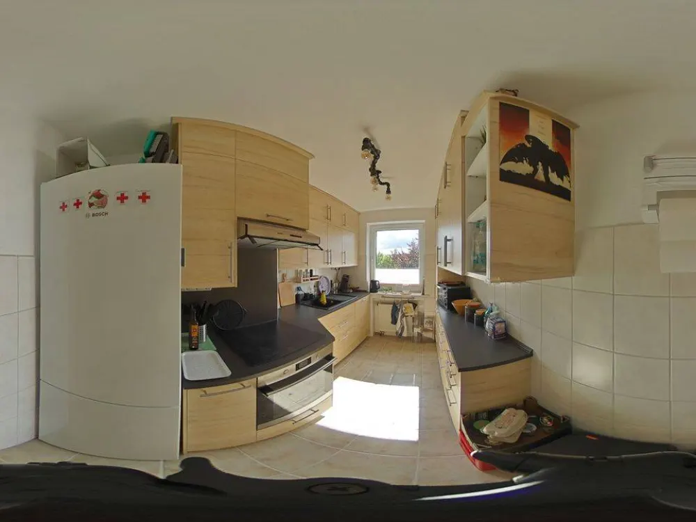 Charmante 3-Zimmer-Dachgeschosswohnung mit Tiefgaragenstellplatz & Top-IT-Ausstattung in KTV-Lage