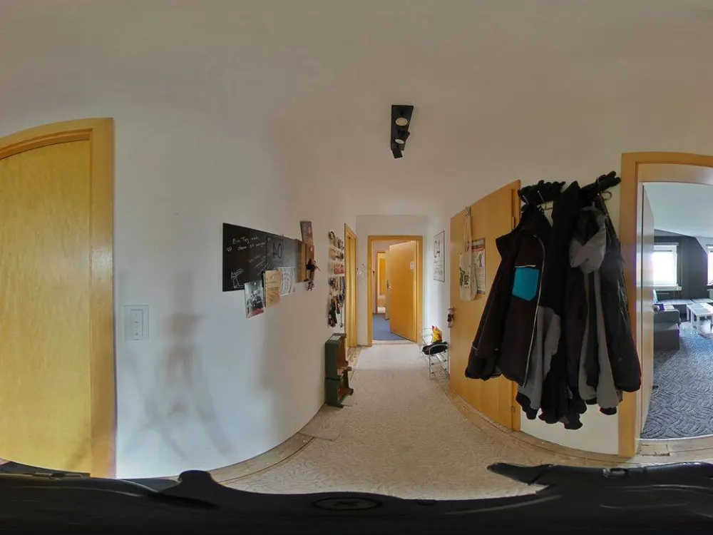 Charmante 3-Zimmer-Dachgeschosswohnung mit Tiefgaragenstellplatz & Top-IT-Ausstattung in KTV-Lage