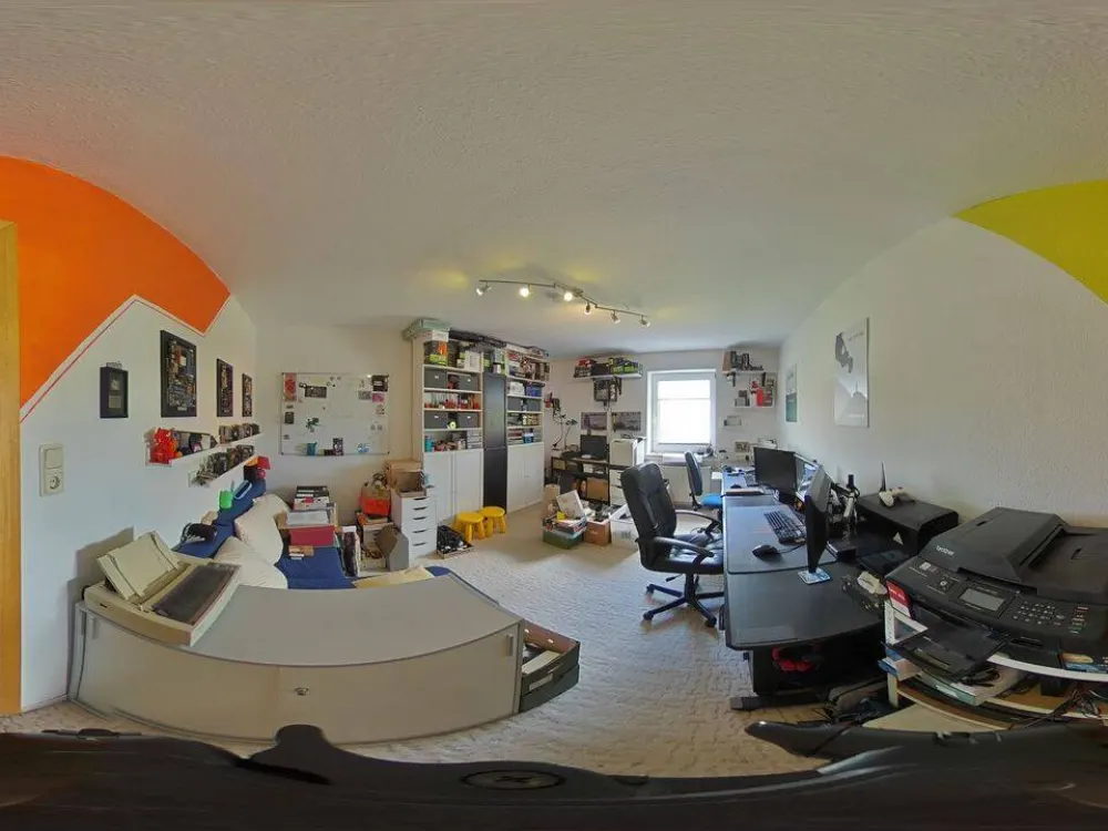 Charmante 3-Zimmer-Dachgeschosswohnung mit Tiefgaragenstellplatz & Top-IT-Ausstattung in KTV-Lage
