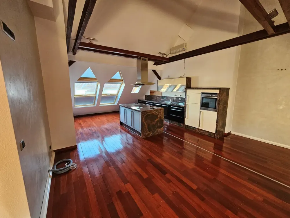 Spacious 2.5-Room Living Kitchen! Fitted Kitchen! Maisonette in the Attic