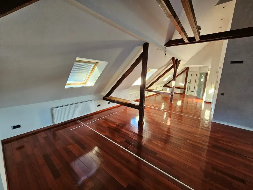 Spacious 2.5-Room Living Kitchen! Fitted Kitchen! Maisonette in the Attic