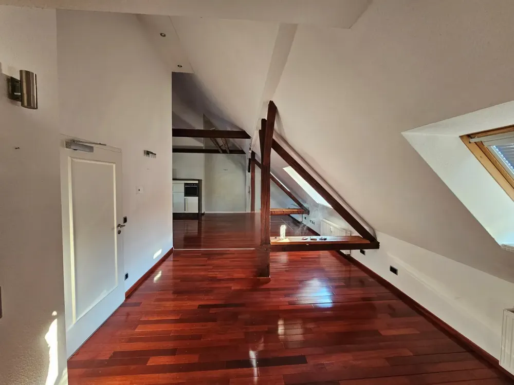 Spacious 2.5-Room Living Kitchen! Fitted Kitchen! Maisonette in the Attic