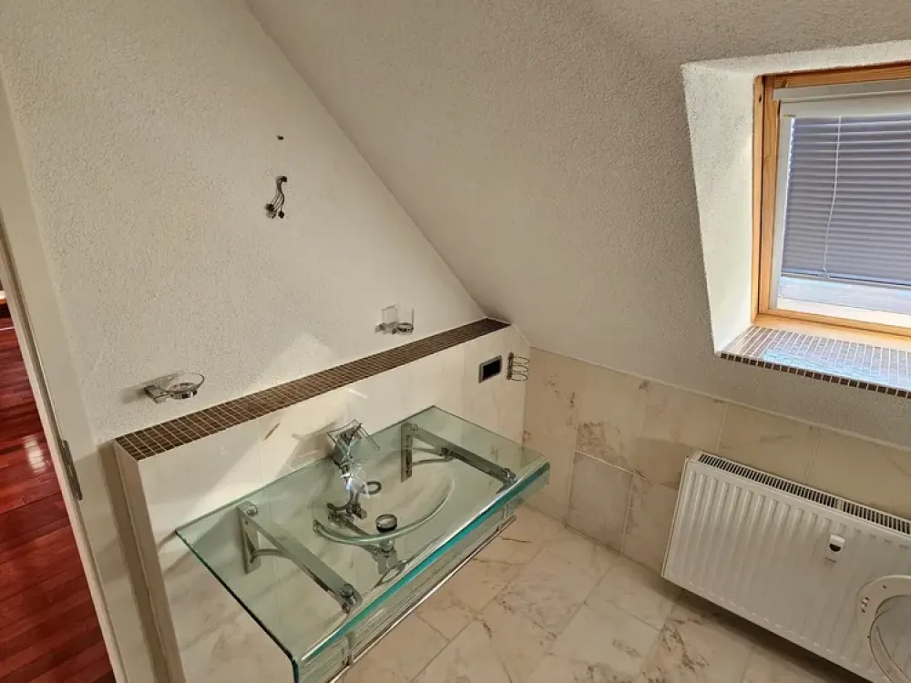 Spacious 2.5-Room Living Kitchen! Fitted Kitchen! Maisonette in the Attic