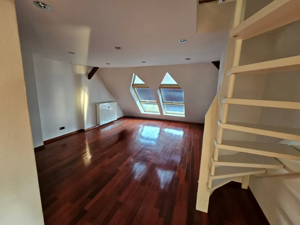 Spacious 2.5-Room Living Kitchen! Fitted Kitchen! Maisonette in the Attic