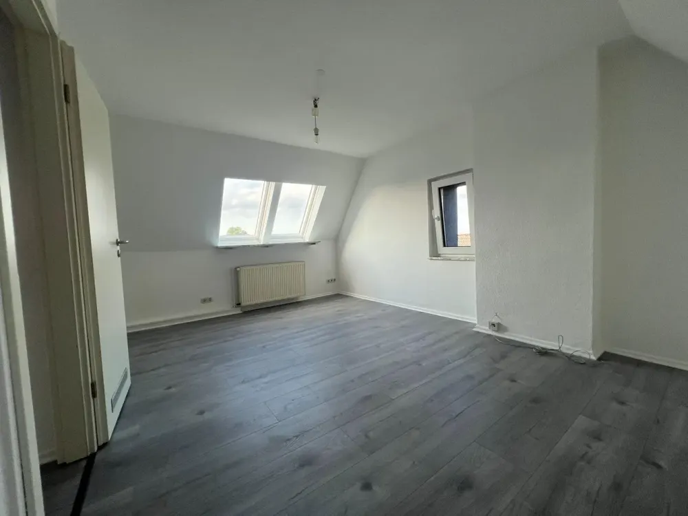 Freshly Modernized 2.5-Room Attic Apartment in Dortmund-Brackel - Available Immediately