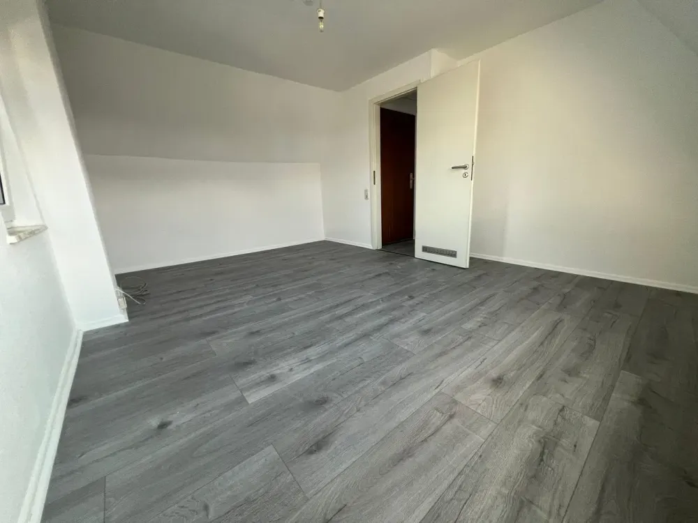 Freshly Modernized 2.5-Room Attic Apartment in Dortmund-Brackel - Available Immediately