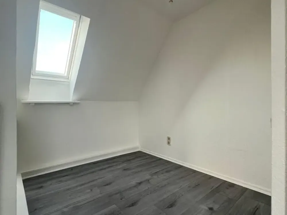 Freshly Modernized 2.5-Room Attic Apartment in Dortmund-Brackel - Available Immediately