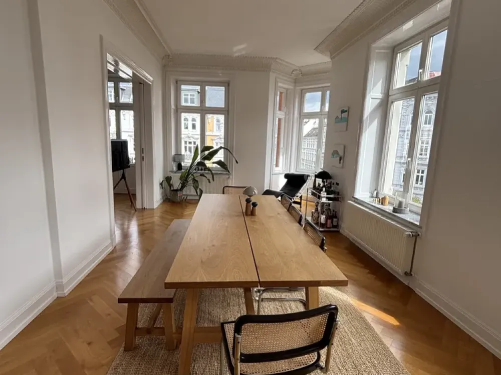 Mitten im Leben! Helle, großzügige Altbauwohnung mit historischen Details