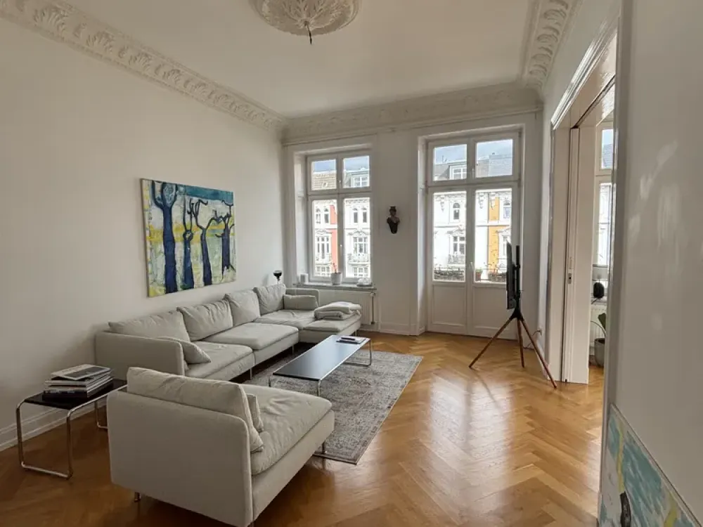 Mitten im Leben! Helle, großzügige Altbauwohnung mit historischen Details