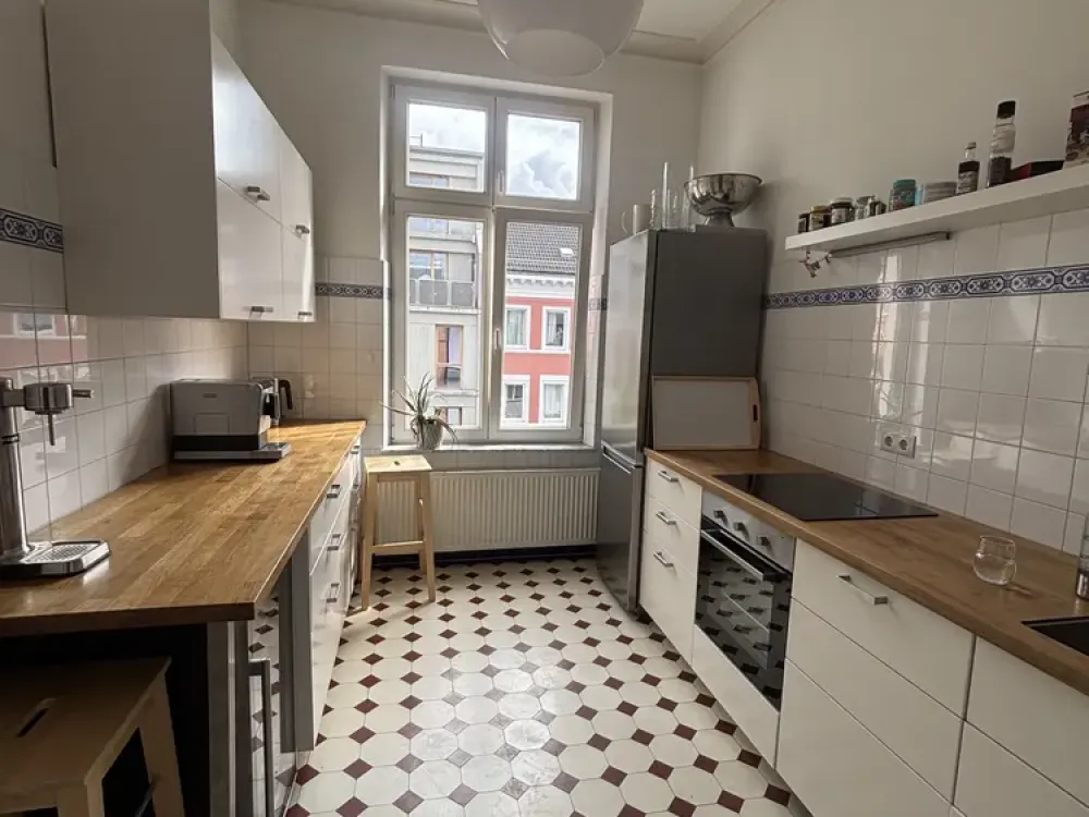 Mitten im Leben! Helle, großzügige Altbauwohnung mit historischen Details