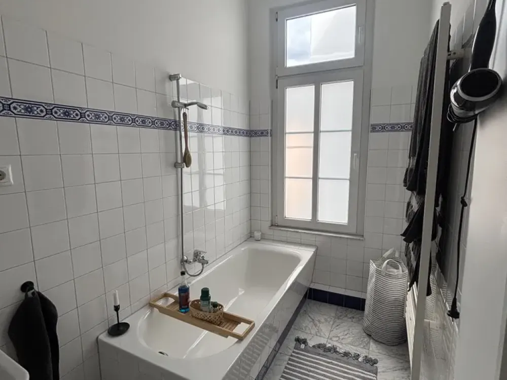 Mitten im Leben! Helle, großzügige Altbauwohnung mit historischen Details
