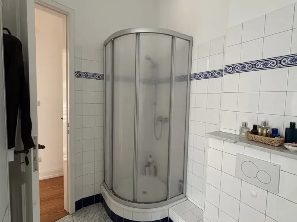 Mitten im Leben! Helle, großzügige Altbauwohnung mit historischen Details