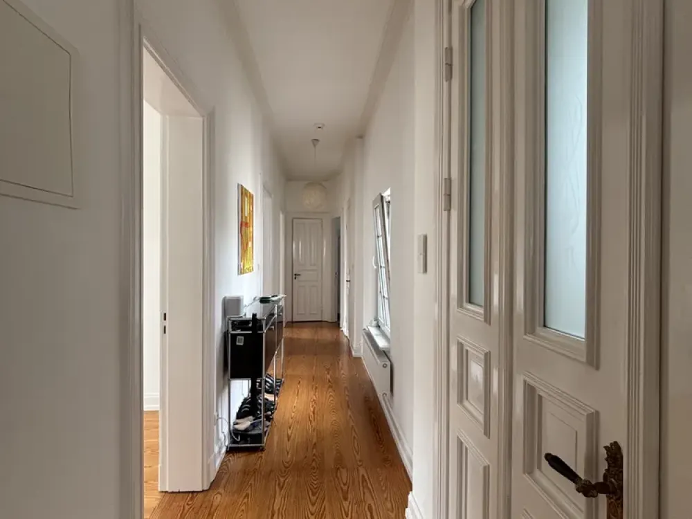 Mitten im Leben! Helle, großzügige Altbauwohnung mit historischen Details