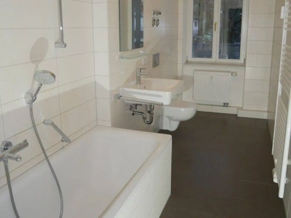 Eindrucksvolle Wohnung mit Balkon, Tageslichtbad mit Wanne!