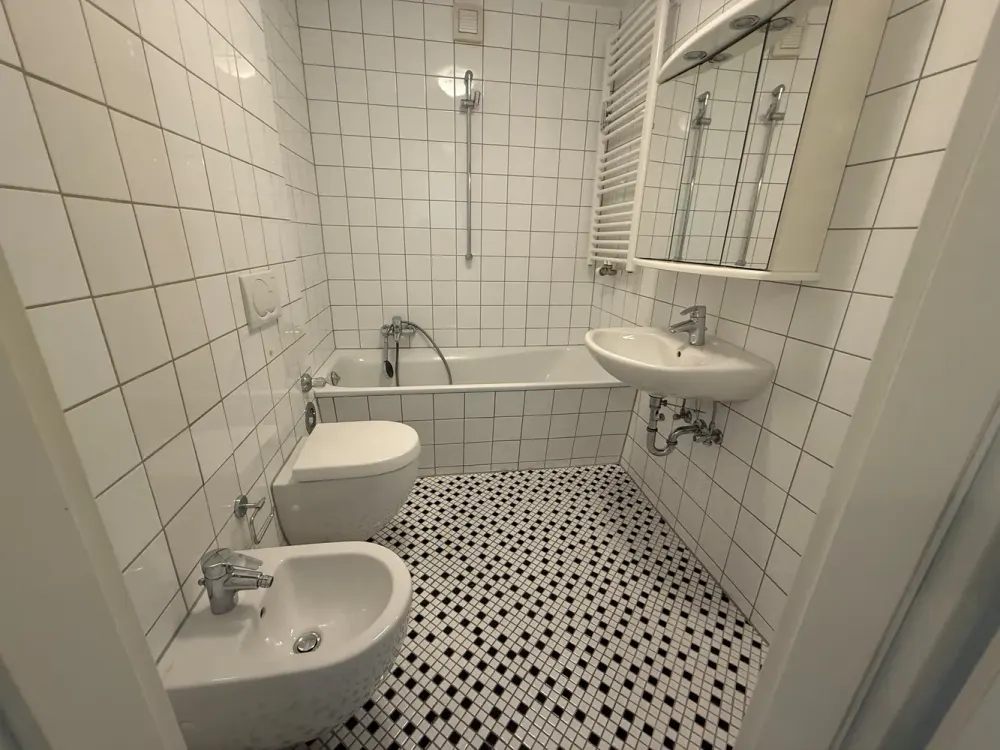 2 Zimmer Wohnung mit Balkon in Bestlage Münchens an der südlichen Auffahrtsallee nahe Schloss