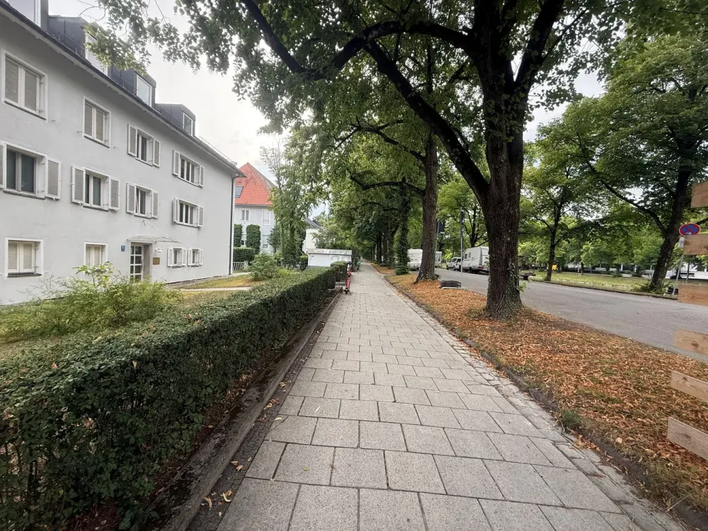 2 Zimmer Wohnung mit Balkon in Bestlage Münchens an der südlichen Auffahrtsallee nahe Schloss