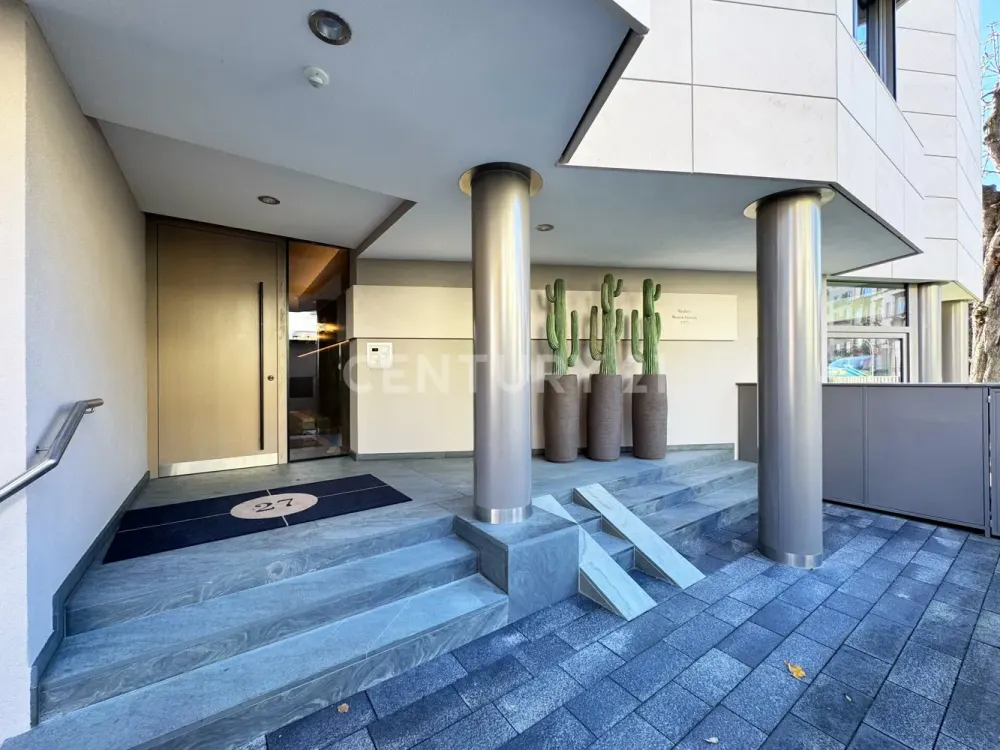 Spacious 4-Room Apartment in Prime Westend Location