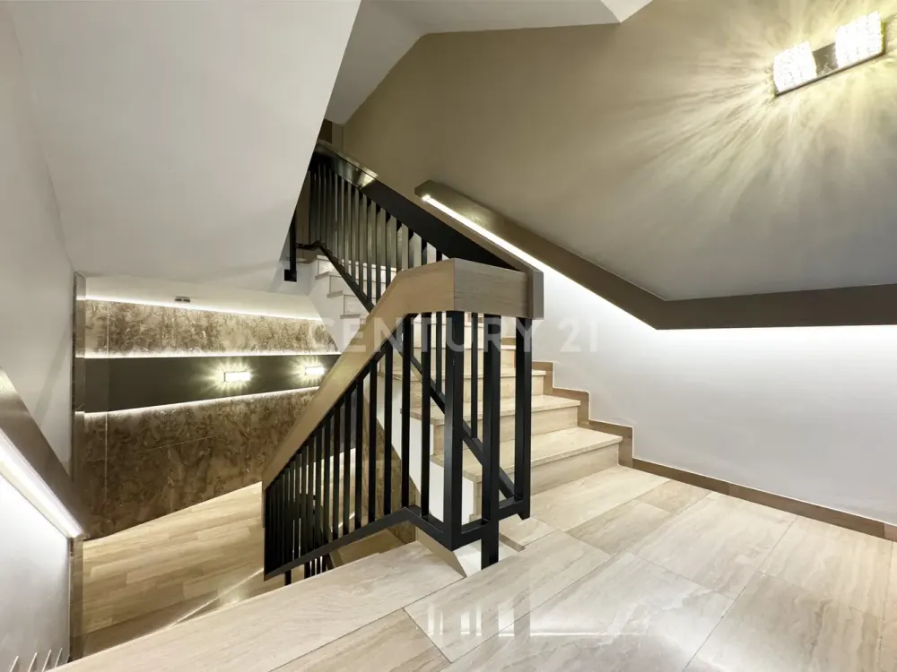 Spacious 4-Room Apartment in Prime Westend Location