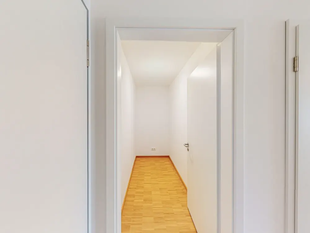 Comfort Meets Spaciousness: 3-Room Apartment with 2 Bathrooms and Balcony