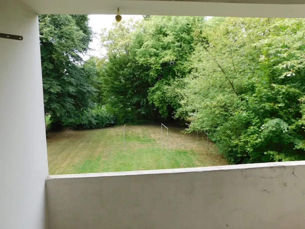 Gemütliche einzugsbereite Single-Wohnung mit Loggia inkl. tollem Ausblick ins Grüne!