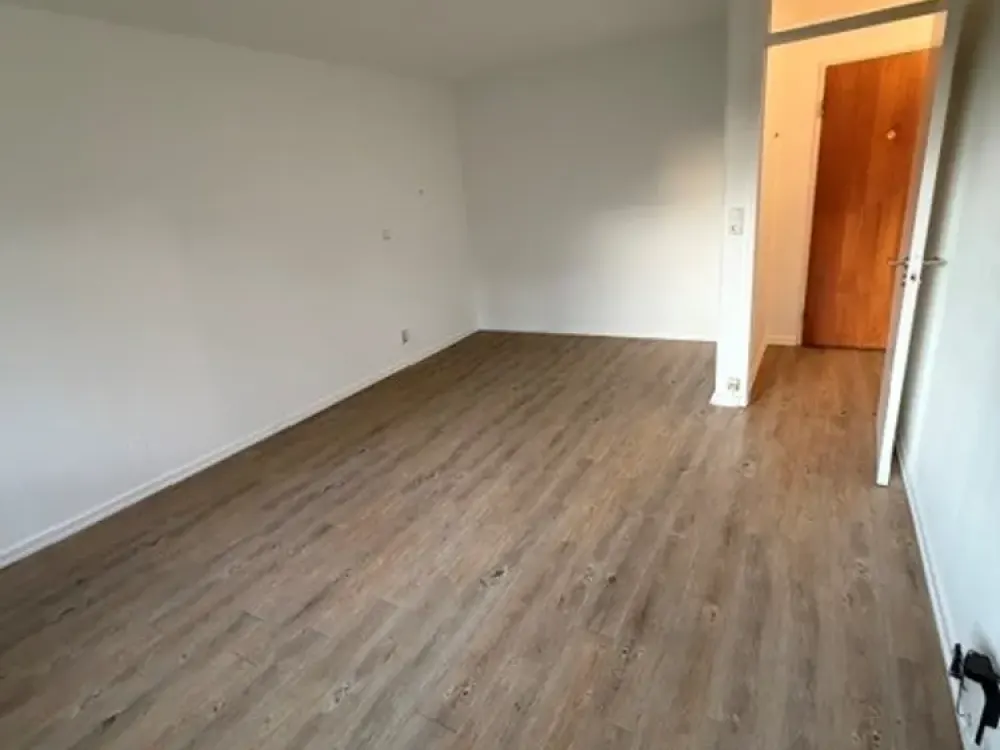 Bright and Well-Maintained 1-Room Apartment in Stellingen, Hamburg
