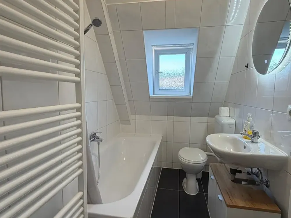 # 🏡 Großzügige, neu renovierte & voll möblierte 2-Zimmer-Wohnung zur Untermiete, Einziehen & Wohlf