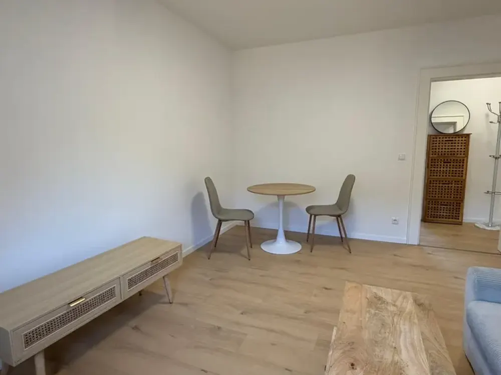 # 🏡 Großzügige, neu renovierte & voll möblierte 2-Zimmer-Wohnung zur Untermiete, Einziehen & Wohlf