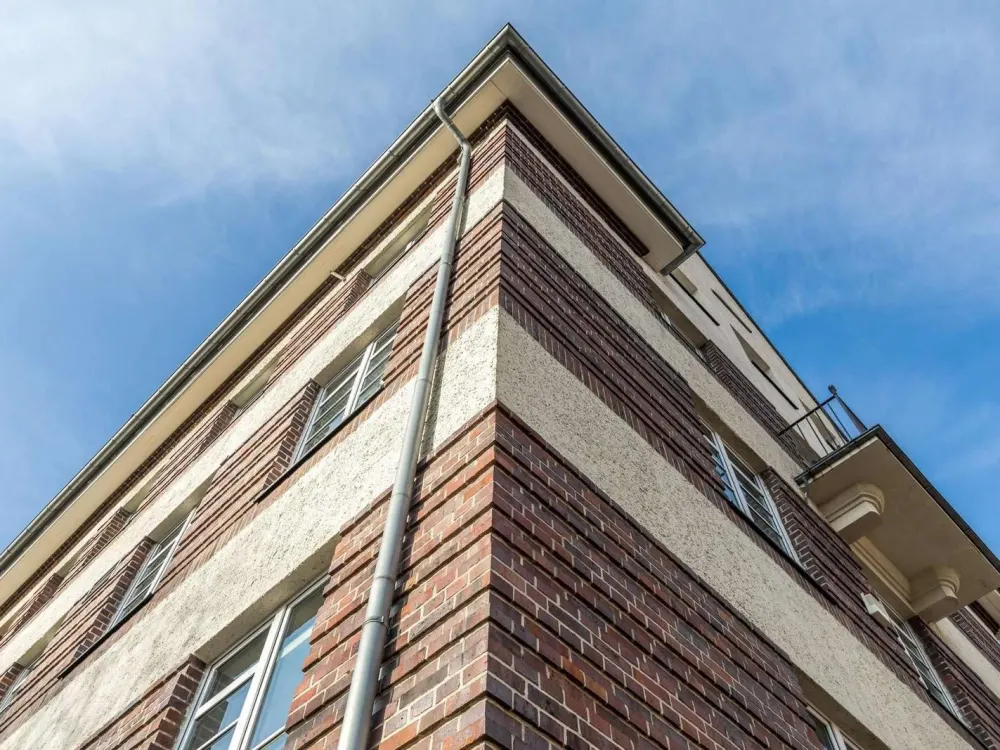 ERSTBEZUG AUF ZWEI EBENEN | Sanierte 3-Raum-Wohnung mit Sonnenloggia
