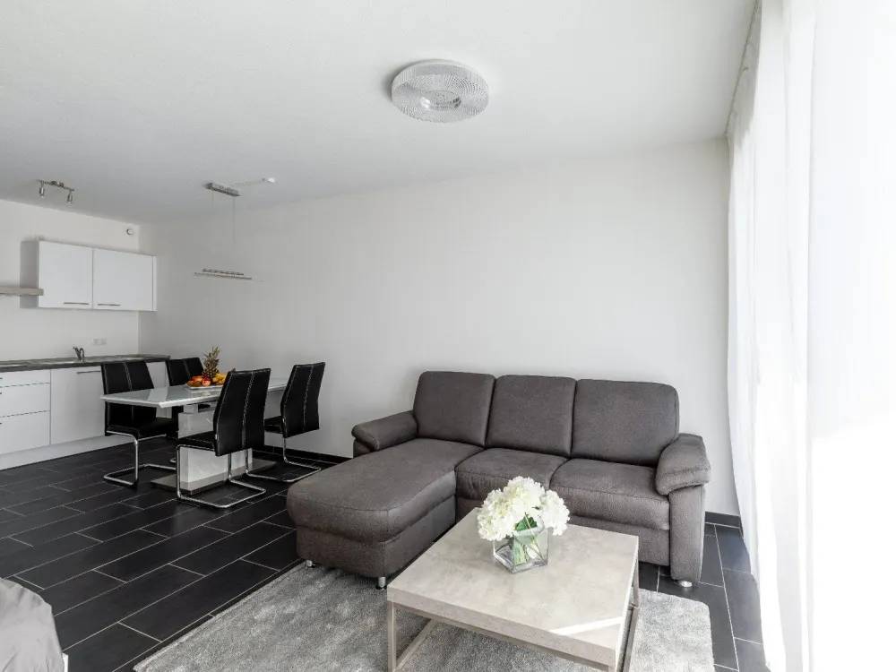 Charmantes, sehr schönes möbliertes 1 Zimmer Apartment mit Garten