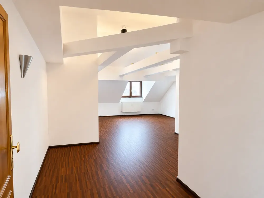 Altstadt-Juwel: 102 m² Dachgeschosswohnung mit Blick auf die Frauenkirche