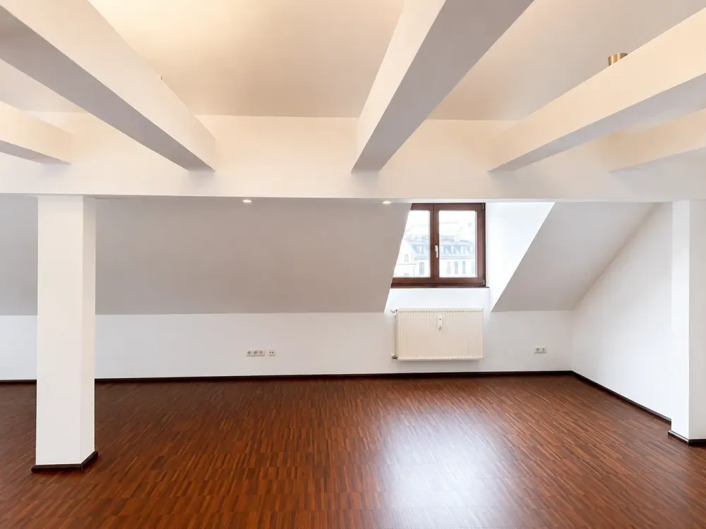 Altstadt-Juwel: 102 m² Dachgeschosswohnung mit Blick auf die Frauenkirche