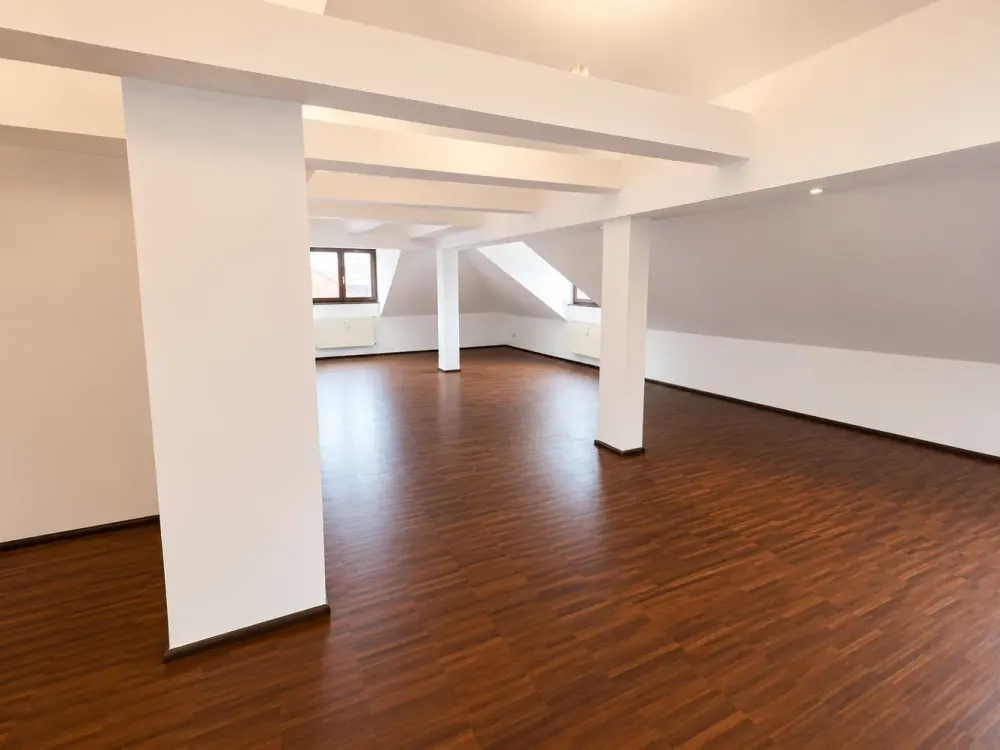 Altstadt-Juwel: 102 m² Dachgeschosswohnung mit Blick auf die Frauenkirche
