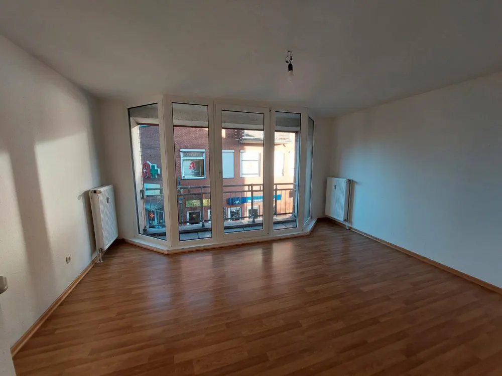 Schöne 4 Zimmer Wohnung mit sonnigem Balkon in zentraler Lage