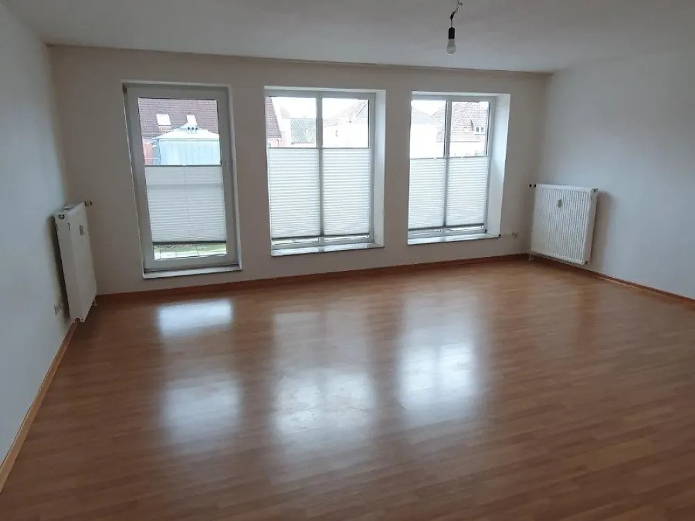 Schöne 4 Zimmer Wohnung mit sonnigem Balkon in zentraler Lage