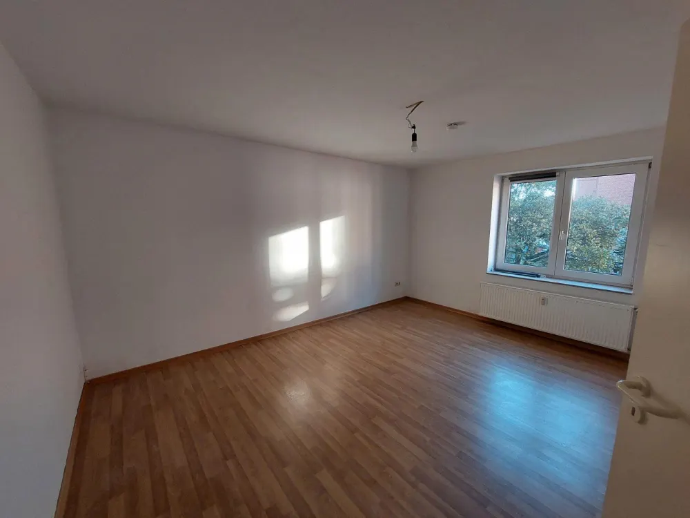 Schöne 4 Zimmer Wohnung mit sonnigem Balkon in zentraler Lage