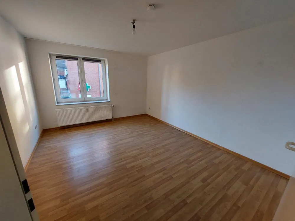 Schöne 4 Zimmer Wohnung mit sonnigem Balkon in zentraler Lage