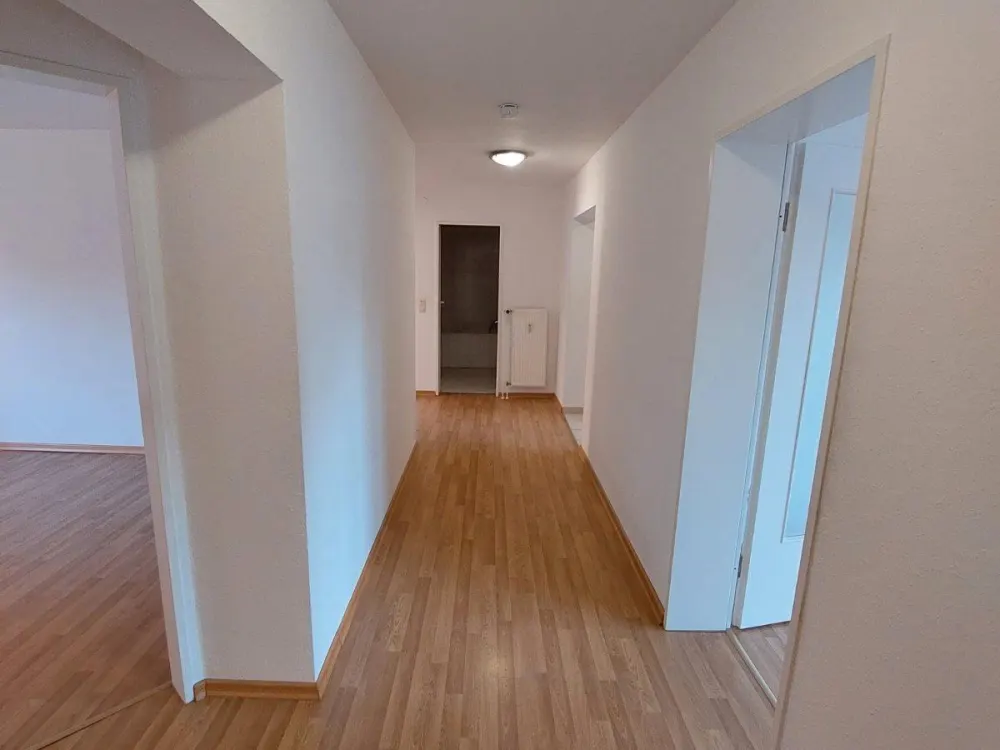 Schöne 4 Zimmer Wohnung mit sonnigem Balkon in zentraler Lage