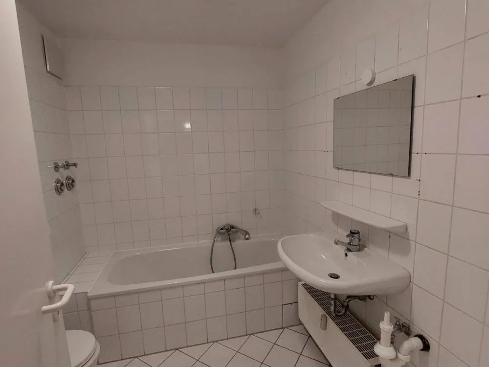 Schöne 4 Zimmer Wohnung mit sonnigem Balkon in zentraler Lage