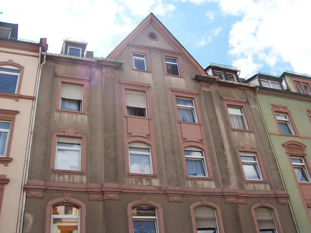 Hausmeisterwohnung: günstige, gut geschnittene 3-Zimmer-Wohnung nur an Selbstrenovierer zu vermieten