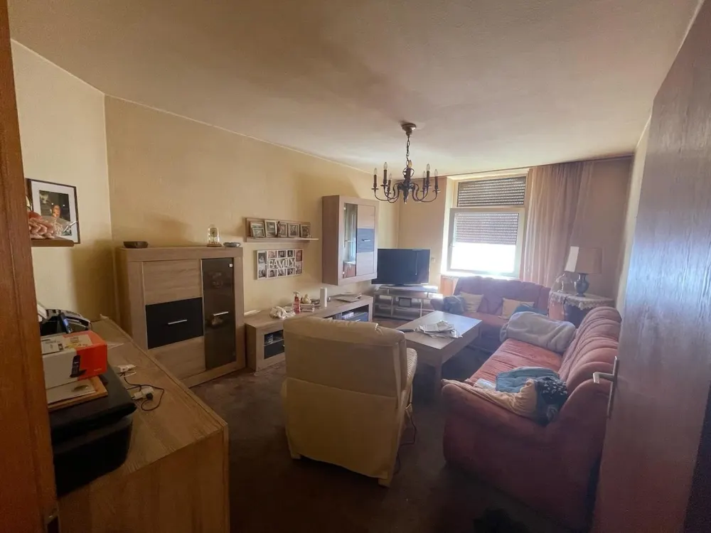 Hausmeisterwohnung: günstige, gut geschnittene 3-Zimmer-Wohnung nur an Selbstrenovierer zu vermieten