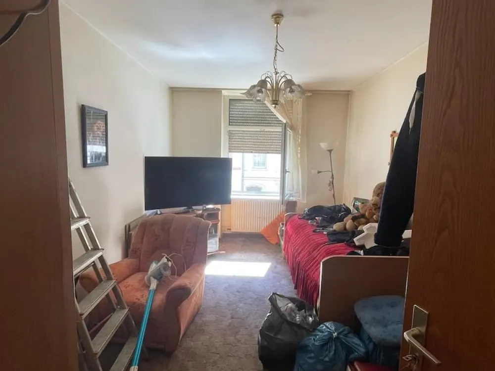 Hausmeisterwohnung: günstige, gut geschnittene 3-Zimmer-Wohnung nur an Selbstrenovierer zu vermieten