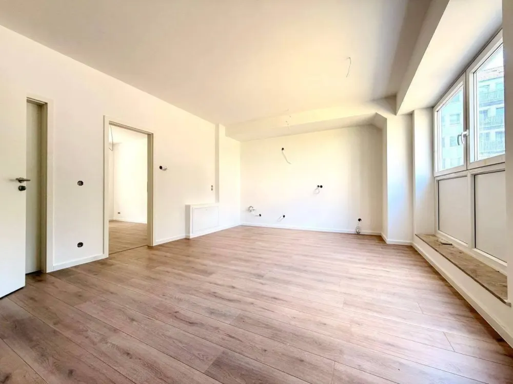 Completely Renovated & Available for the First Time, Modern 3-Room Apartment at Dutzendteich