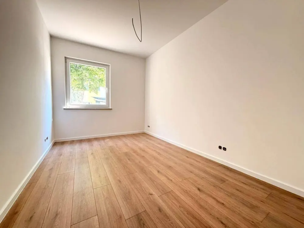 Completely Renovated & Available for the First Time, Modern 3-Room Apartment at Dutzendteich