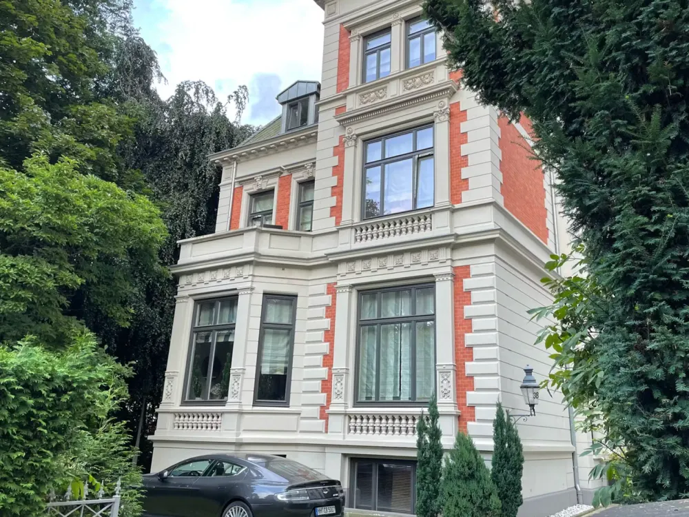 Stilvolle 2-Zi-Wohnung mit Balkon in denkmalgeschützter Villa nahe der Alster, modern und möbliert
