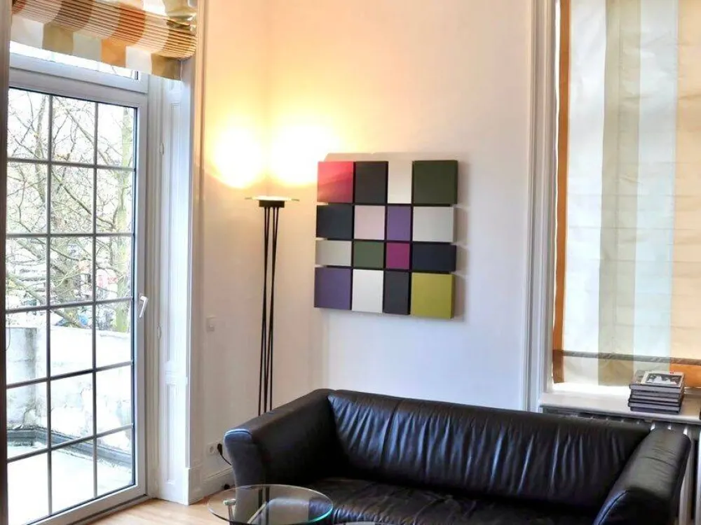 Stilvolle 2-Zi-Wohnung mit Balkon in denkmalgeschützter Villa nahe der Alster, modern und möbliert