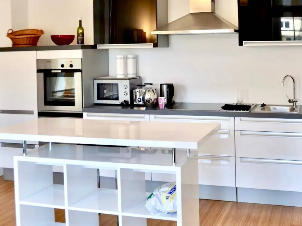 Stilvolle 2-Zi-Wohnung mit Balkon in denkmalgeschützter Villa nahe der Alster, modern und möbliert