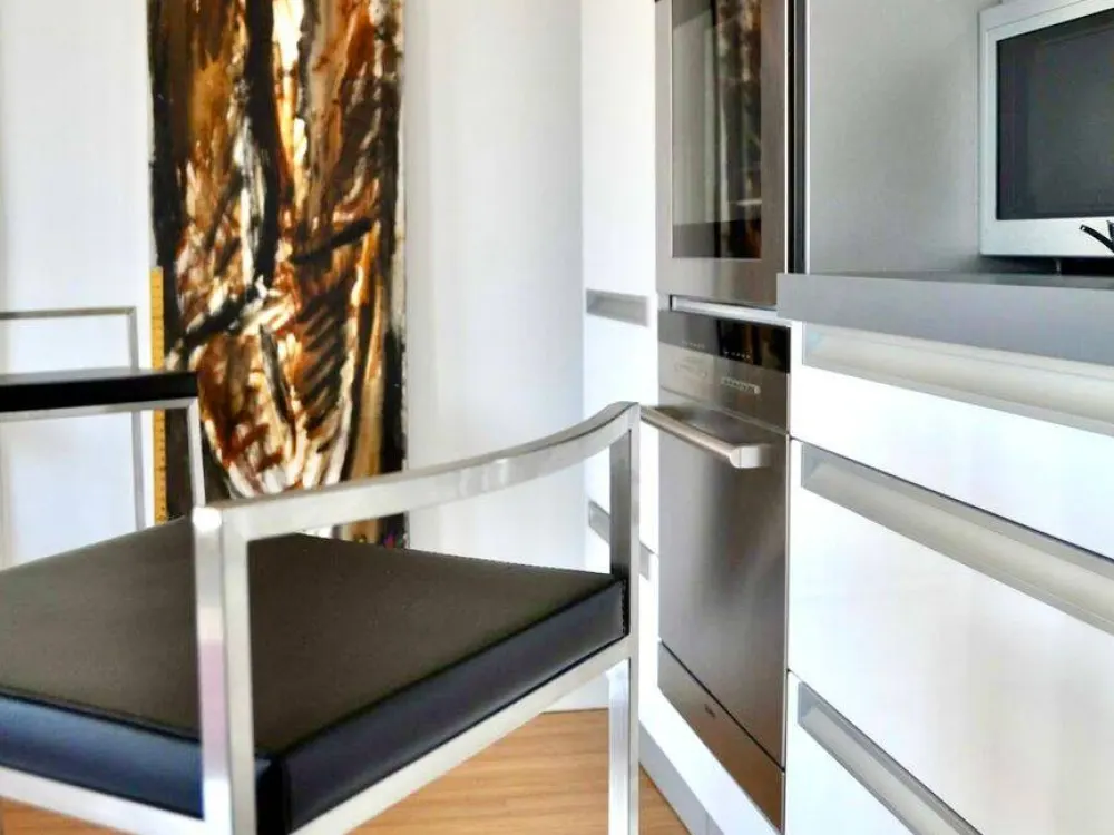 Stilvolle 2-Zi-Wohnung mit Balkon in denkmalgeschützter Villa nahe der Alster, modern und möbliert