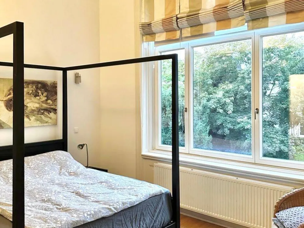 Stilvolle 2-Zi-Wohnung mit Balkon in denkmalgeschützter Villa nahe der Alster, modern und möbliert