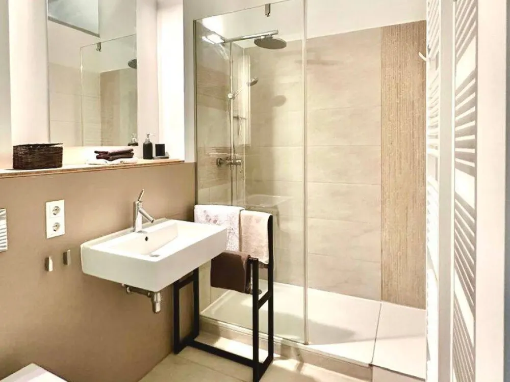 Stilvolle 2-Zi-Wohnung mit Balkon in denkmalgeschützter Villa nahe der Alster, modern und möbliert